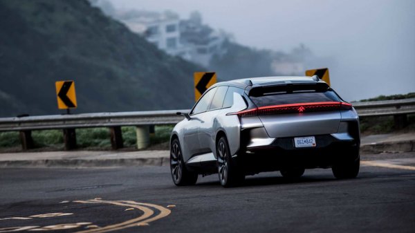 Компанията обеща хиперелектромобила FF 91, през 2018 набра почти 2,5 милиарда долара, но пак не започна производство, а дело срещу инвеститора Evergrande Health, който плати 854 милиона долара за 45% от компанията.