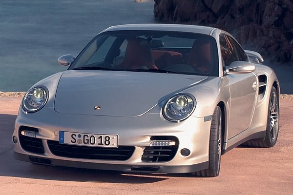 Фаровете за мъгла са разположени далеч в страни на предницата, за първи път се появяват и LED-мигачи