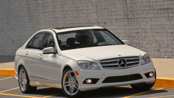 Миналата година от С-класата у нас са регистрирани средно по 445 бройки месечно. През тази - средно по 524. 
