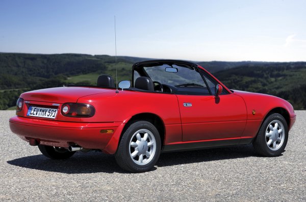 Оригиналната Mazda MX-5 е създадена по образец на класическите британски роудстъри от 60-те години на миналия век като Austin-Healey, MG и Triumph. Затова всичко в колата е насочено към максимално намаляване на теглото. Дори дръжките на вратите: всичко, което може да предложи японският спортен автомобил, е мъничко хромирано венчелистче, което се отваря с един пръст.