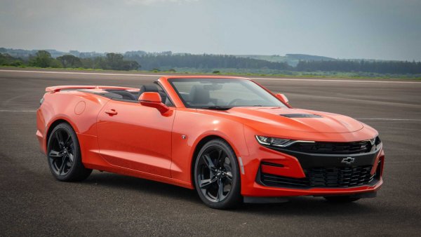 Макар Ford Mustang да е доста известен, особено с клипове с нелепи катастрофи, то основният съперник "от квартала" все пак е приковал повече внимание. Така, Camaro се превръща в най-популярния американски мъсъл кар в YouTube.