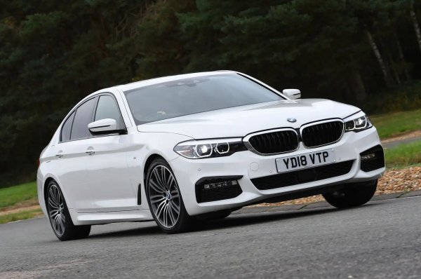 Бензиновите  версии на BMW 5-Series са по-малко податливи на проблеми от дизелите, с процент на грешки от 15% (срещу 20%). Нещо повече - 80% от бензиновите коли са ремонтирани безплатно срещу само 25% от дизелите. В 40% от случаите ремонтът е отнел максимум ден, а при 20% - повече от седмицата. Основният проблем в повечето случаи е електрическата система.
