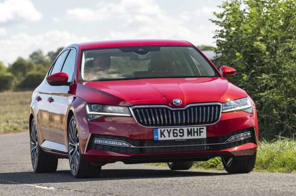 Бензиновите версии на Skoda Superb (2015-2023) се оказват много по-надеждна опция от дизелите, защото са по-евтини и по-бързи за ремонт. Skoda поема разходите в 85% от случаите, като 45% от ремонтите са отнели максимум един ден. Най-честите оплаквания са от сателитната навигация/инфотейнмънт и другите електрически системи.