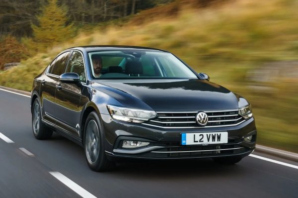 Само 23% от седаните и комбитата на Volkswagen Passat (2015-2022 г.) са получи повреди, като в 73% от случаите ремонтът е по гаранция. Близо половината (46%) от колите са прекарали повече от седмица в сервиз. Най-проблемните области се оказват сателитната навигация/информационно-развлекателна система, както и електричеството. 
