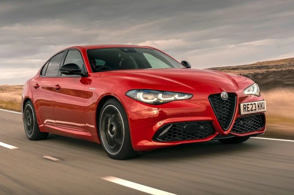 Alfa Romeo Giulia може да изглежда умопомрачително прекрасно и да е страхотна за шофиране, но не е толкова забавно да се живее с нея. Като цяло 44% от колите са получили повреди, като 33% от тях са прекарали в сервиз повече от седмица.  Основните проблеми са с акумулатора, електрическите системи и двигателя.

