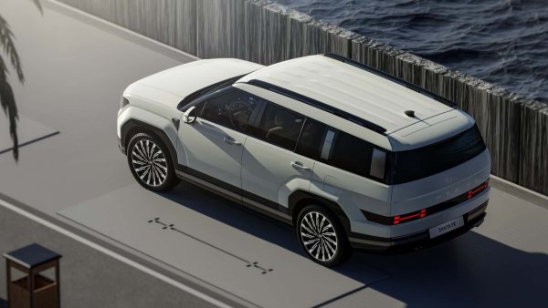 Без съмнение корейският SUV ще бъде един от най-оригиналните нови модели на следващата година. Определено не му липсва индивидуалност, но това може да се окаже и нож с две остриета, защото не е ясно колко от клиентите ще харесат напълно променения дизайн. 

Hyundai ще предлага Santa Fe в хибридни и plug-in хибридни версии, базирани на 1.6 T-GDI турбо бензинов двигател и автоматична трансмисия с 6-степенен конвертор на въртящия момент. В Tucson тези агрегати осигуряват съответно 230 и 265 к.с., но в Santa Fe може да бъдат по-мощни.