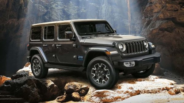 Добра новина за любителите на офроуда - Jeep Wrangler ще остане в Европа след обновяването си, като ще запази plug-in хибридния агрегат 380 HP 4xe. Тази PHEV версия разчита на 2,0-литров бензинов двигател с 272 к.с. и електромотор със 144 к. с. Има още един електрически агрегат с 63 к.с., но той не задвижва колата, а по-скоро действа като електрически генератор. Пробегът само на ток си остава 44 км.