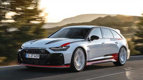 Audi RS6 Avant е доста желано комби, с невероятна мощност и производителност, които противоречат на удобния му интериор и просторен товарен отсек. Но автомобилният производител реши да подобри нещата още повече със специалното издание RS6 Avant GT, което отдава почит на състезателния автомобил Audi 90 Quattro IMSA GTO от 1989. 

Уникалната бяло-сиво-черно-червена ливрея напомня за състезателната кола, докато 22-цоловите джанти в стил Avus са чист шик на концептуалния автомобил от 1990-те години на миналия век.
