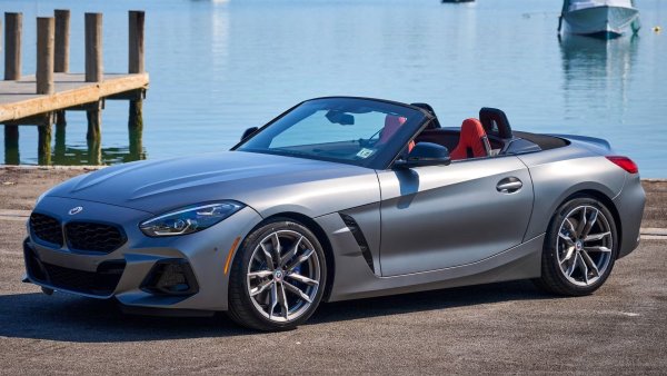 За 2025 година BMW придаде на своя роудстър Z4 малко по-голяма привлекателност за ентусиасти с пакета Handschalter. Немският израз за „ръкостискане“, този пакет включва няколко луксозни артикула и едно голямо подобрение на производителността – шестстепенна ръчна скоростна кутия. Подобно на тази в механично свързаната Toyota GR Supra 3.0, под капака има 3,0-литров турбодвигател с 390 к.с.,  съчетан с 6-степенна механична скоростна кутия.