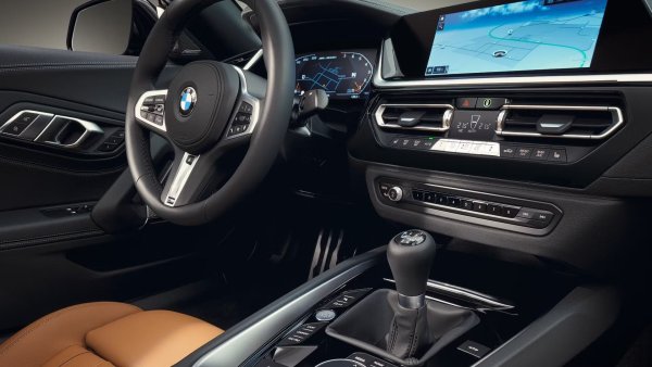 Пакетът Handschalter превръща това BMW в различна кола. Адаптивното М окачване е твърдо, но не наказващо, кормилното управление все още има малко от модерното изтръпване на BMW, но осигурява достатъчно обратна връзка, за да поддържа изживяването интересно. Лесно е да накарате задната част да излезе и да управлява газта, без да се притеснявате, че ще загубите контрол. 