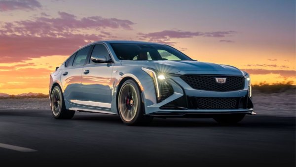Cadillac CT5 е планиран да изчезне след моделната 2026 година, като ще бъде заменен от електрифициран седан с четири врати в рамките на няколко години. Това означава, че Blackwing почти гарантирано ще се превърне в колекционерски артикул, като неговият ревящ V8 с компресор и стандартна 6-степенна ръчна скоростна кутия представляват последното по рода си, както в General Motors, така и в целия автомобилен свят като цяло.