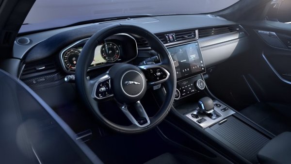 Това обаче не трябва да ви притеснява, защото ще получи невероятен 5,0-литров V8 с компресор, който развива 575 к.с. и позволява ускорение от 0 до 100 км/ч за 4 секунди. А цената на F-Pace SVR от под 100 000 долара е много прилична, като се очаква тя да расте главоломно през следващите години.