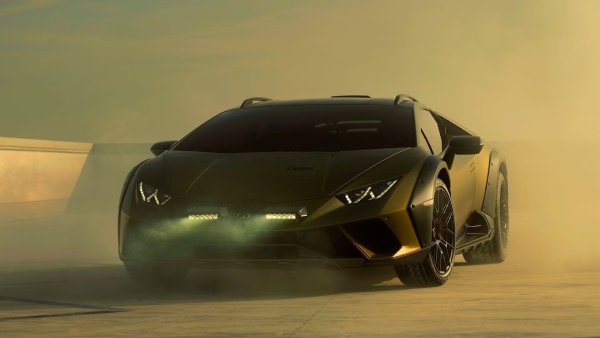 Това Lamborghini попада по изключение в списъка, тъй като се предлагаше само за моделната година 2024. Няма обаче как да бъде пропуснат автомобил, задвижван от V10 двигател и чийто пътен просвет е цели 17 см. Въпреки че гумите за всякакви терени на Sterrato и окачването с по-дълъг ход намаляват границите му доста в сравнение с фокусирания върху пътя &bdquo;брат&ldquo; Evo, това ви позволява да дрифтиране в завоите с изключителна прецизност.