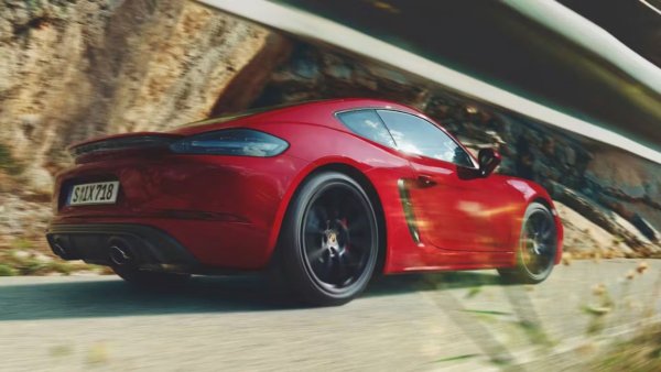 Въпреки началната цена от над 100 000 долара, купето Porsche 718 Cayman GTS 4.0 и неговият брат Boxster предлагат едни от най-добрите предложения в гамата на компанията днес. С атмосферния си 4,0-литров &bdquo;боксер&ldquo; с 6 цилиндъра, близнаците развиват 400 к.с., насочени към задните колела чрез седемстепенна PDK трансмисия с двоен съединител или шестстепенна механична скоростна кутия. 