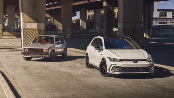 Volkswagen Golf GTI 380 е окончателната версия на дългогодишния хот-хеч, който предлага ръчна скоростна кутия и макар да е моделна година 2024, има място в списъка. Тази версия получава нов дизайн на джантите, гланцови черни акценти, адаптивни амортисьори Dynamic Chassis Control (DCC) и изключителна опция за цвят Graphite Grey, като беше налична в базово нива на оборудване S, средно ниво SE и флагмански Autobahn.