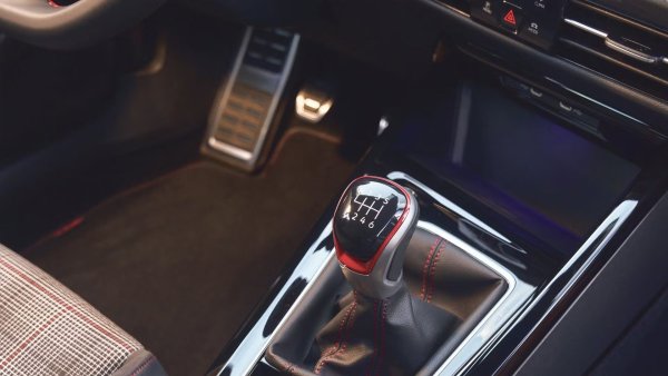 Под капака има 2,0-литров турбомотор с 4 цилиндъра, развиващ 250 к.с. Ускорението от 0 до 100 км/ч отнема 5,8 секунди, което може и да не е толкова впечатляващо, но достатъчно, за да се прогнозира, че този хот-хеч след десетина година ще струва поне 60 000 долара.

