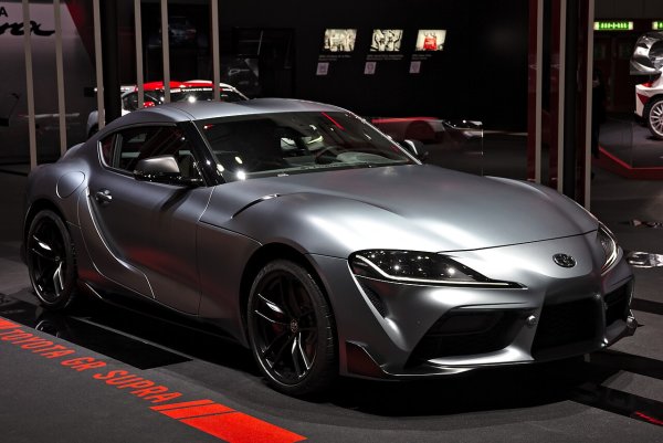 В продължение на 20 години Toyota Supra е култов модел - един от онези всеобщо обичани спортни автомобили, които някак си успяват да бъдат едновременно бързи и достъпни. По-специално, легендарният ѝ двигател 2JZ често се смята за един от най-добрите, правени някога, както в заводския модел, така и в творенията на всевъзможни тунинг студия по света.

После обаче се случва нещо забавно: сглобяването на Supra е прекратено през 2002-ра, а Toyota никога повече не произвежда редови 6-цилиндров двигател. Така че, когато японският производител зарадва феновете си, като обявява завръщането на Supra през 2019-та, те получават и изненада. Тази нова Supra няма да има произведен от Toyota I6, наследник на 2JZ. Всъщност, дори няма да е с двигател на японската компания. Вместо това, новата Supra разполага с B58, същият 3-литров редови 6-цилиндров двигател на BMW, който се монтира в M340i.
