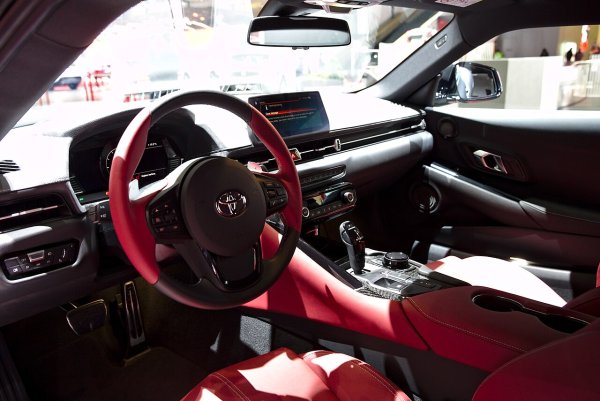 Защо Toyota не произведе 3JZ, например? Казано по-просто, за да се направи двигател са необходими много пари за научноизследователска и развойна дейност. И тъй като Toyota вече изобщо не произвежда редови 6-цилиндрови, просто няма финансов смисъл да харчи бюджета си за един модел, особено за такъв в малък тираж за ентусиасти, като Supra. Така че Toyota трябва да погледне навън, а в днешно време, ако търсите фокусиран върху производителността I6, има само един вариант. Така че, Supra има каросерията на Toyota и мускулите на BMW с мощност от 382 к.с.
