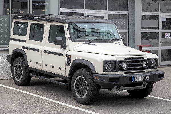 Когато даден модел, който харесвате, бъде спрян от производство, няма какво друго да направите, освен да си спомните добрите стари времена - освен ако, разбира се, нямате големи приходи. През 2016-та Land Rover обявява, че сваля от поточната линия дългогодишния Defender в десетилетната му форма.

Това кара химическия магнат и заклет фен на Defender сър Джон Ратклиф просто да го сглоби сам, което досега вече му струва милиарди долари. Той създава ново автомобилно подразделение на конгломерата, който управлява, Ineos, поръчва дизайн на модел, подобен на Defender, и го кръщава на любимата си местна кръчма - Grenadier.
