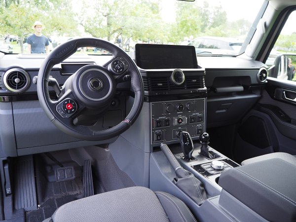 И така, светът отново има нов, твърд и здрав офроуд автомобил, предназначен да се справя с каменист терен при всякакви метеорологични условия. Както може би очаквате, чисто нова автомобилна марка на компания без история в индустрията не иска да се опитва да проектира свой собствен двигател. Така че, за да даде на Grenadier мощността, от която се нуждае, за да се движи мускулесто през природата, Ineos взима B58 на BMW, който дава на Grenadier 282 к.с. и 450 Нм.
