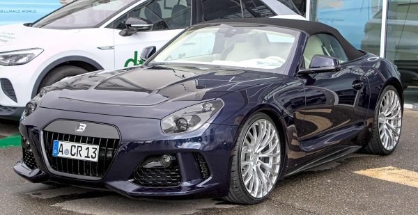 Германската Boldmen е сравнително нов производител на спортни автомобили. Всъщност е толкова нов, че все още произвежда само една спортна кола - CR4. Като двуврат кабриолет роудстър с доста ясно изразен преден капак, може би ще ви бъде простено, ако си помислите, че това е BMW Z4. Оказва се, че по същество сте прави. Boldmen взимат този модел, правят изцяло нова каросерия около шасито и след това настройват цялата тази баварска техника вътре.
