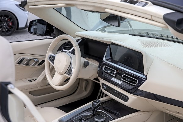 Това включва, естествено, турбокомпресорния 3-литров редови 6-цилиндров двигател B58, монтиран в оригиналния автомобил. Хората от Boldmen обаче го модифицират значително за да развива повече конски сили, по-голям въртящ момент и да ви накара да се усмихвате, докато карате. Сега този двигател произвежда 408 к.с. и 610 Нм в базовата си версия. В по-високото - S, цифрите са съответно колосалните 500 к.с. с 700 Нм. Може да се каже, че това е спецификация, фокусирана върху пистите.
