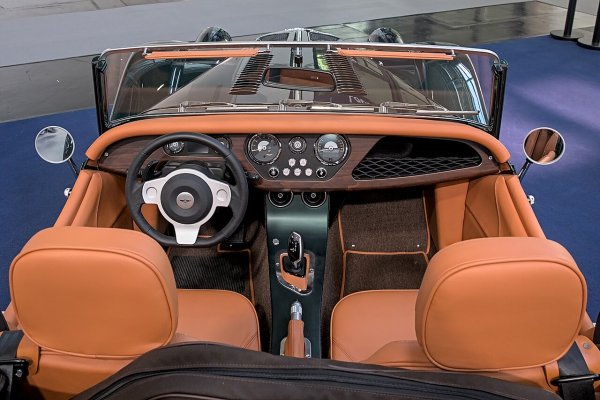 Британците обаче имат нужда от двигател, който да задвижва тяхното изкуство, и за своя модел Plus Six, чието производство е спряно тази година, компанията използва 3-литровия редови 6-цилиндров двигател с турбокомпресор B58 на BMW. Той има мощност от 335 к.с., което в комбинация с теглото на двувратия роудстър от едва 1,3 тона му осигурява време за ускорение от 0 до 100 км/ч за само 4,2 сек.

Това е конструкция с предно разположен двигател, което придава на автомобила характерния му дълъг преден капак, като същевременно осигурява класа и елегантност, когато изпреварва Cybertrucks по магистралата.
