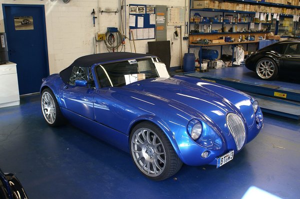 Малък немски производител, който прави автомобили само около 20 години през 90-те и началото на новия век, Wiesmann създава роудстъри, съчетаващи класа и елегантност със скорост и мощност. Първият автомобил през 1993-та е MF30 Roadster, който се смята за лек благодарение на каросерията си от фибростъкло. За да го задвижва, компанията сключва партньорство с BMW за 3-литровия редови 6-цилиндров двигател M54 от M подразделението на баварците. Мощност от 228 к.с. не е зверска, но пък съвсем не лоша за началото на 90-те.
