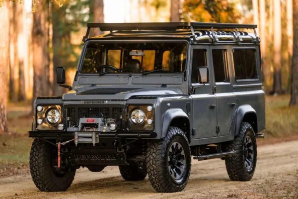 За кратко през 90-те на миналия век, уважаваният британски Land Rover е собственост на BMW. Така че, докато класическият модел Defender продължава да е дизелов офроуд автомобил с вътрешнозаводски двигател, вратата е отворена за използване на агрегати на BMW, ако компанията поиска. Land Rover South Africa решава да опита с 2.8-литровия редови 6-цилиндров M52 от M подразделението на BMW, предлаган в региона от 1997 до 2002-ра.
