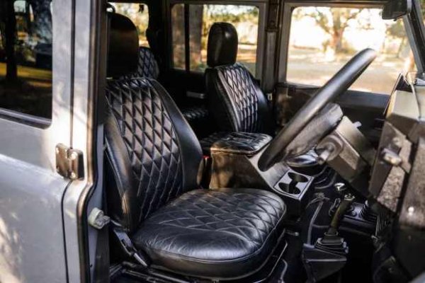 Двигателят развива 190 к.с. и 280 Нм. Важното е обаче, че е бензинов, който иначе не се монтира в Defender по това време. Дори SUV-ът да се предлага в Африка, този двигател никога не стигна до други Land Rover-и по света, което го прави рядкост. След 2000 година BMW така или иначе се отказва от цялата марка, слагайки край на използването на двигателите си в едрите британци.
