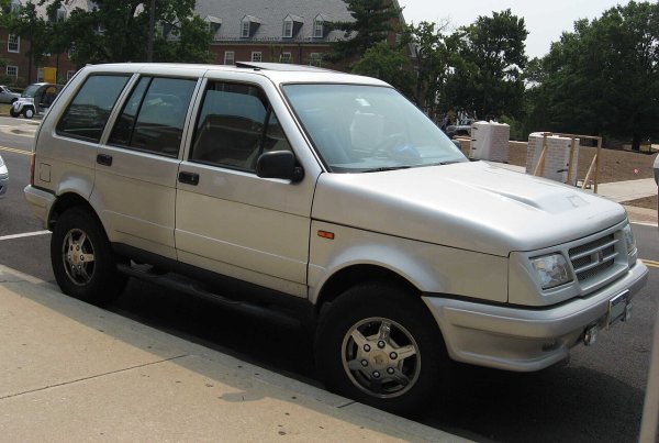 Като малка италианска марка, която прави смел, макар и в крайна сметка неуспешен, опит да се конкурира на SUV пазара, Rayton-Fissore е горе-долу известна (ако изобщо ни говори нещо) с модела Magnum, преименуван на Laforza в САЩ. В типичен италиански стил, тя решава, че луксозните SUV-ове не са достатъчно луксозни и затова произвежда модел с разкошен, кожен интериор, предназначен повече за паркингите на петзвездни хотели, отколкото за офроуд каране в калта.
