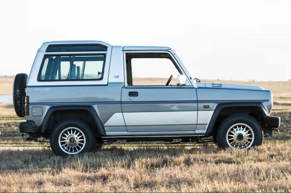 Японската компания Daihatsu така и не остави голям отпечатък на Запад, но като един от най-старите производители в страната, той тихичко произвежда камиони, офроуд автомобили и по-малки коли от десетилетия. През 80-те години на миналия век тя се изправя срещу Land Rover със своя ъгловат SUV Rugger, замислен като здрав, но достъпен автомобил със задвижване на четирите колела, който може да ви изведе от града сред дивата природа.
