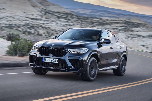 Големите SUV на баварския производител осигуряват на шофьорите впечатляваща скорост при даване на повече газ, благодарение на техния 4,4-литров мотор с 8 цилиндъра. Адаптивното окачване и регулируемите режими правят шофирането още по-завладяващо, но съответно и разходът на гориво си го бива – 18,09 л/100 в града и 13,07 л/100 на магистрала.