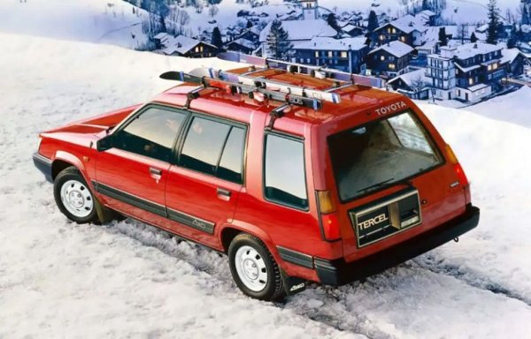 Връщаме се назад към 80-те години, когато Toyota още не бе превзета от амбицията на всяка цена да е производител номер 1 в света, и вместо това се фокусираше да прави фантастично здрави автомобили. Tercel, предлаган като хечбек, седан и обемисто комби, е чудесен пример. Комбито имаше и доста добра проходимост благодарение на системата за задвижване на четирите колела и раздатъчната кутия. 
