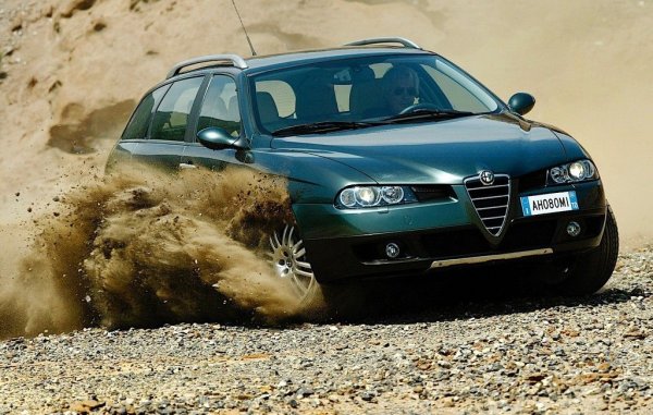 Наследникът на Alfa 155 бе представен във Франкфурт през 1997 като седан, но после получи не една, а цели две комби версии. Sportwagon бе стандартното комби, а Crosswagon Q4 - повдигнатото, със задвижване на четирите колела. Тъкмо то се оказа и най-успешният вариант на модела, който значително надживя останалите и остана в производство чак до 2007. Извън обичайните за Alfa проблеми с електрониката, това е много приятен автомобил. Единствената забележка - италианците така и не го предложиха с легендарния двигател Busso V6. 
