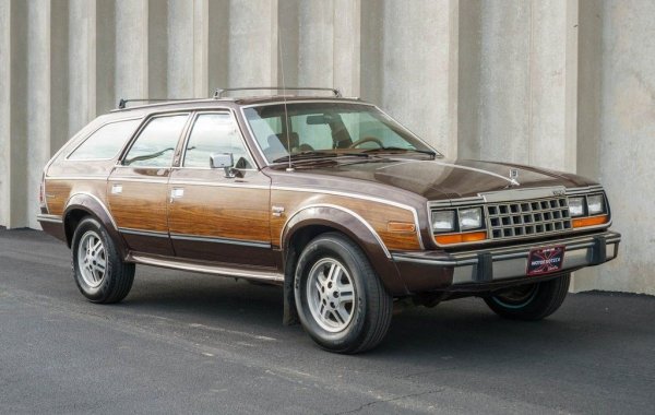 Много автомобилни експерти продължават да сочат Eagle като първия кросоувър в историята. Моделът на отдавна несъществуващата American Motors се предлагаше оригинално в три варианта - купе, седан и комби (наричано в Щатите Station Wagon). Тъкмо последната версия бе избрана и за официален автомобил на Националния ски патрул на САЩ - признание за проходимостта и практичността й. 
