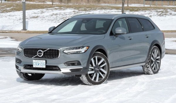 Пътните условия в Скандинавия естествено превръщат местните производители в експерти по проходимост и практичност. Дългата традиция при Volvo в това отношение продължи през 2016, когато шведите приложиха Cross Country рецептата и към голямото комби V90. Огромен багажник, стабилно 4х4 и предлагано като опция пневматично окачване - какво повече ви трябва?
