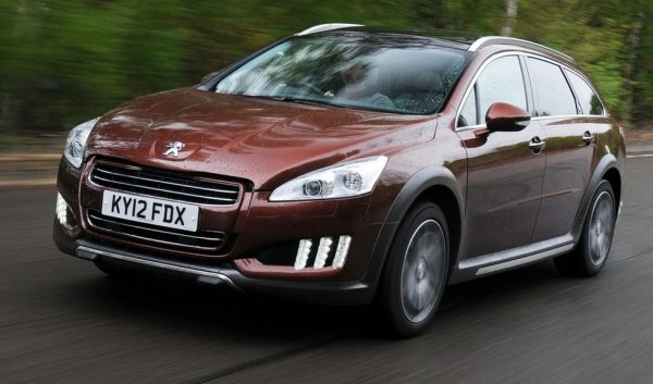 Когато се появи преди петнайсет години, тази кола изглеждаше като много интересна комбинация между надежден френски дизел, простора на голямо комби, пестелива хибридна система, задвижване на четирите колела и предпазни кори. Интересът обикновено приключваше, щом се споменеше цената - над 80,000 лева за ония времена, когато това бе цената на много прилично Audi A6. Но днес, при обичайната за едно Peugeot солидна обезценка, това е интересна оферта втора ръка. 

