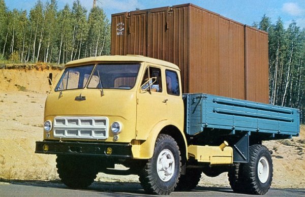 Другия път, когато видите пътен ремонт, се загледайте в машините, които работят там. Шансът е голям да видите МАЗ-500 в модификация водоноска с голяма цистерна отзад, или пък в модификация кран. Една от причините все още да се ползват тези машини е тяхната здравина - двигателят и основните агрегати на камиона са устроени така, че да не им е нужен постоянен поток от електричество, за да работят. В сравнение с днешните товарни машини, пълни със сензори и електроника, поддръжката на МАЗ-500 е проста и евтина. Последното обновление на МАЗ-500 е през 1970 - тогава, освен че името се променя на МАЗ-500А, се увеличават максималната товароносимост и максималната скорост респективно на 8 000 кг и 85 км/ч. 

Двигател: ЯМЗ-236 11,2-литров V6
Мощност: 179 к. с.
Товароносимост: 7500 кг
Максимална скорост: 75 км/ч