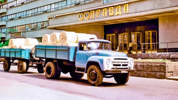 Добре познат на почти всеки в България, ЗиЛ 130 е един от най-дълго произвежданите камиони в историята. Този неуморен труженик за първи път излиза от завода в далечната 1962 и остава в производство без съществени промени чак до 2014. За 60-те години ЗиЛ 130 е бил доста модерен: със синхронизирана петстепенна скоростна кутия, триместна кабина, пневматични чистачки и пръскалки за предното стъкло чрез бутон на пода. Двигателят на ЗиЛ 130 е еднакъв по устройство и кубатура с този в партийната лимузина ЗиЛ 111, но разликата е, че 130 има ограничител на оборотите на 3 200 в минута. Друга съществена разлика е двукамерният карбуратор в 130 спрямо четирикамерният в 111. 

Двигател: 6,0-литров V8
Мощност: 150 к.с.
Товароносимост: 6 000 кг.
Максимална скорост: 94 км/ч