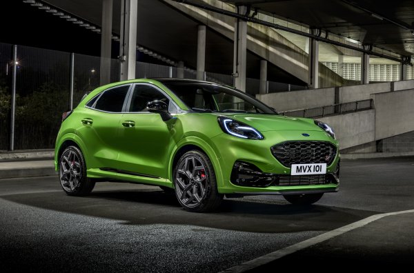 Кросоувърът е на същата платформа като Fiesta, използва същите двигатели и 6-степенна механична скоростна кутия. Задвижване е към предните колела, а окачването е със спортни амортисьори Hitachi. Задната греда има 50% по-голяма твърдост от стандартната Puma. Кормилният механизъм е „по-остър“ с почти една четвърт. 

Puma ST е с 0,2 секунди по-бавен на ускореие от своя сестра-хечбек и с 10 км/ч като максимална скорост.