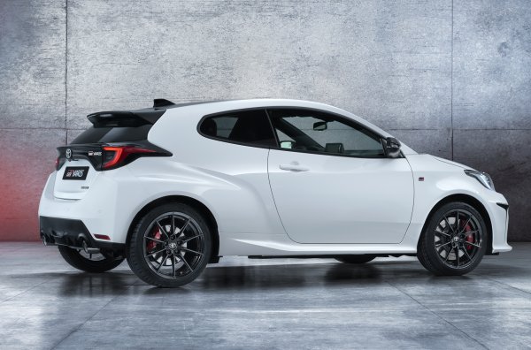 Казвате, че три цилиндъра не вървят? GR Yaris ще убеди всеки скептик -  той вдига 100 км/ч за 5,5 секунди и е в състояние да достагне 230 км/ч. Безалтернативна 6-степенна ръчна скоростна кутия с автоматично регулиране на скоростта при превключване и системата за задвижване на четирите колела GR-Four помагат допълнително за впечатляващото представяне. 

В режим Normal многодисковият съединител разделя тягата между предния и задния мост в съотношение 60:40. При Sport вече има задно задвижване (30:70), докато Track разпределя въртящия момент равномерно.  