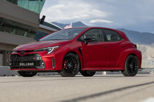 Миналата пролет Gazoo Racing представи третия си спортен автомобил след Supra и &bdquo;напомпан&ldquo; Yaris &ndash; Corolla. Силовият агрегат е заимстван от Yaris, но мощността му е увеличена до  304 к.с. Системата за задвижване на всички колела и нейните режими са подобни. Допълнителният пакет Performance Package включва самозаключващи се диференциали между осите Torsen. Шасито GR се различава от стандартната Toyota Corolla с пренастроено окачване и по-широка следа. 