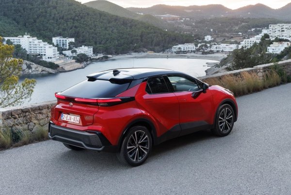 Три модела споделят най-компактните средноразмерни кросоувъри до сантиметър: това са Citro&euml;n C4, Honda HR-V и Toyota C-HR (на снимката), всички те са с дължина само 4360 мм.