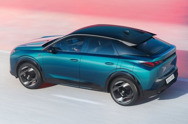 Версията Longe Range на Peugeot e-3008, благодарение на екстра голяма батерия от 97 kWh, постига пробег в цикъла WLTP от 701 км, поне на теория.