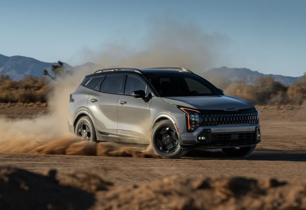 Два автомобилни производителя предлагат седемгодишна стандартна гаранция за всички превозни средства, без необходимост от допълнително удължаване. При Changan тя важи за Deepal S05, а при Kia за Niro, Sportage (на снимката) и XCeed. Китайският производител се представя по-добре по отношение на пробега, като покрива своя кросоувър от 160 000 км, в сравнение със 150 000 км за корейския си конкурент.