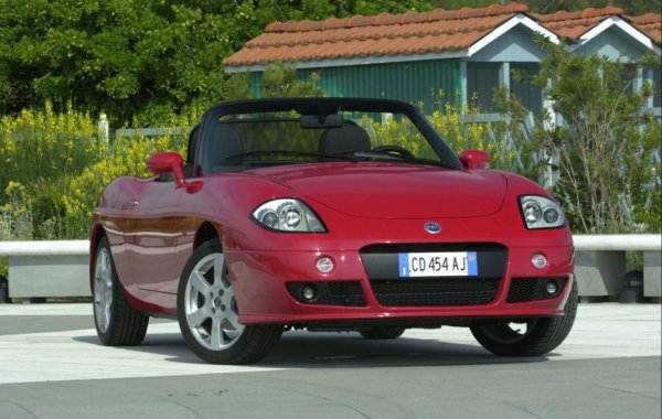 Fiat Barchetta от 1995 г. е може би най-красивият Fiat на 90-те години. С него марката реагира на бума на роудстърите, предизвикан от Mazda MX-5. Фактът, че Barchetta остава в производство до 2005 г. при това без големи естетически промени, е потвърждение за нейния впечатляващ дизайн. 