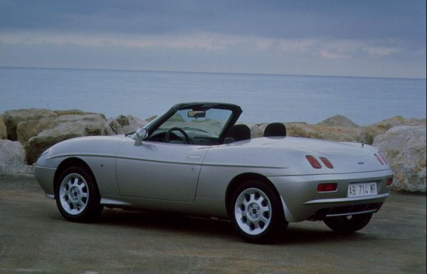 Единственият наличен двигател в гамата е бензинов със 131 к.с., като е напълно съобразен с предложението на конкуренцията. След точно 57 521 произведени единици е сложен край на модела. Fiat се опита да направи нов роудстър едва през 2016 г. с 124 Spider,който е  базиран на Mazda MX-5 ND, но с турбодвигател. Той просъществува само 4 години.