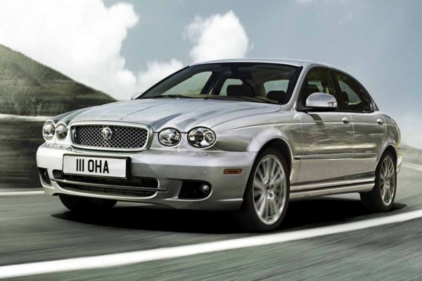 Jaguar преживява един от най-лошите си моменти като марка в историята, а най-зле е, че бъдещето не изглежда твърде обещаващо поради някои трудни за разбиране промени в посоката. Въпреки това, автомобили като X-Type се радваха на успех в началото на века. Това беше например първият Jaguar с дизелов двигател. Но тези успехи не се пренесоха в Америка, където нещата започнаха добре... и завършиха зле.
