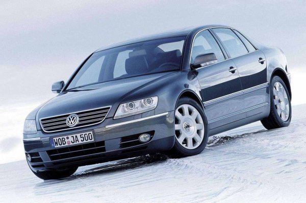 Volkswagen Phaeton беше (и е според някои) прекрасно превозно средство. Истински луксозен седан... с логото на марката от Волфсбург. Всъщност европейската мания по марките ефективно погреба продажбите му на Стария континент. Въпреки това, европейските регистрации могат да бъдат описани като огромен успех в сравнение с тези, които моделът постигна в САЩ. Големият проблем? Същият. Грешното лого на грешната кола. Внасян беше само 2 години.
